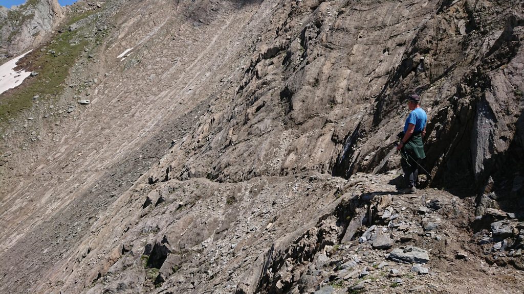 Die vorhandene Steinschlaggefahr am Sajathöhenweg/Venedigergruppe ist nicht nur für Experten – im Foto bei einer Begehung - ahnbar … Foto: Walter Würtl