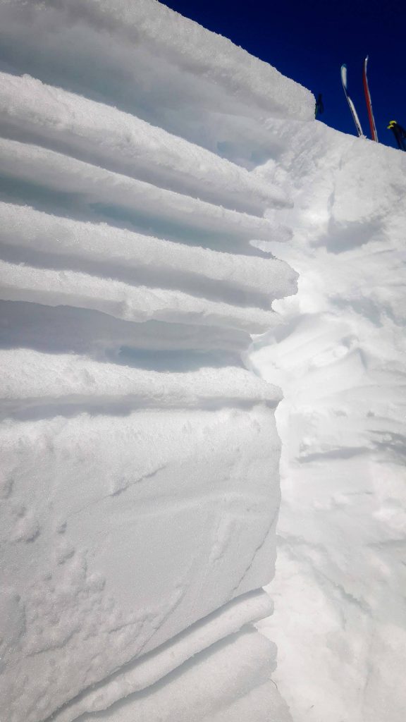 abwechselnd harte Krusten und weiche Schichten. Herausgearbeitete Krusten im Schneeprofil | LO.LA Alpine Safety Management