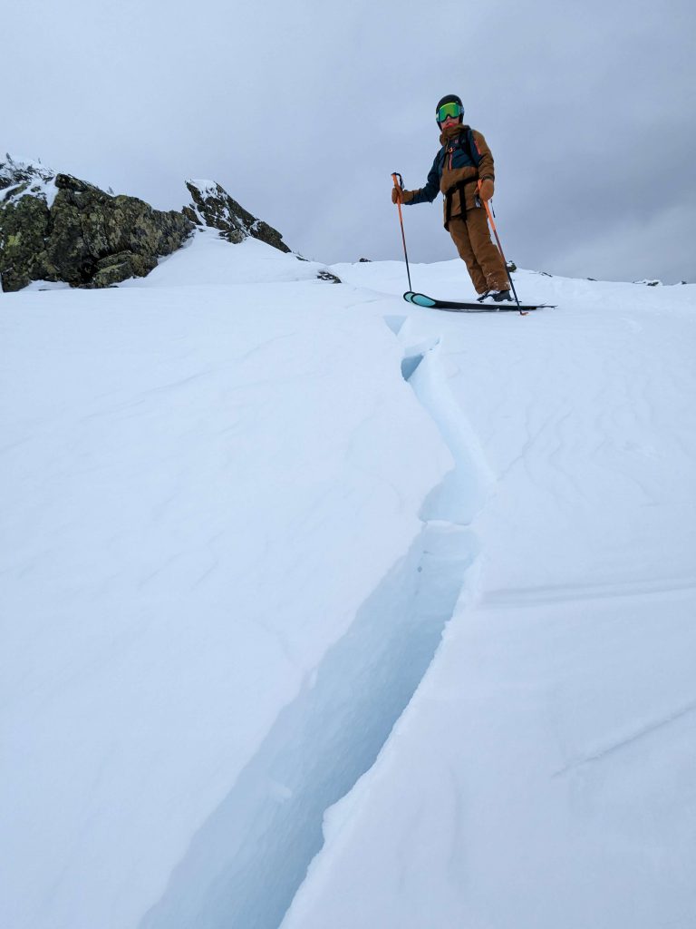 Riss in der Schneedecke