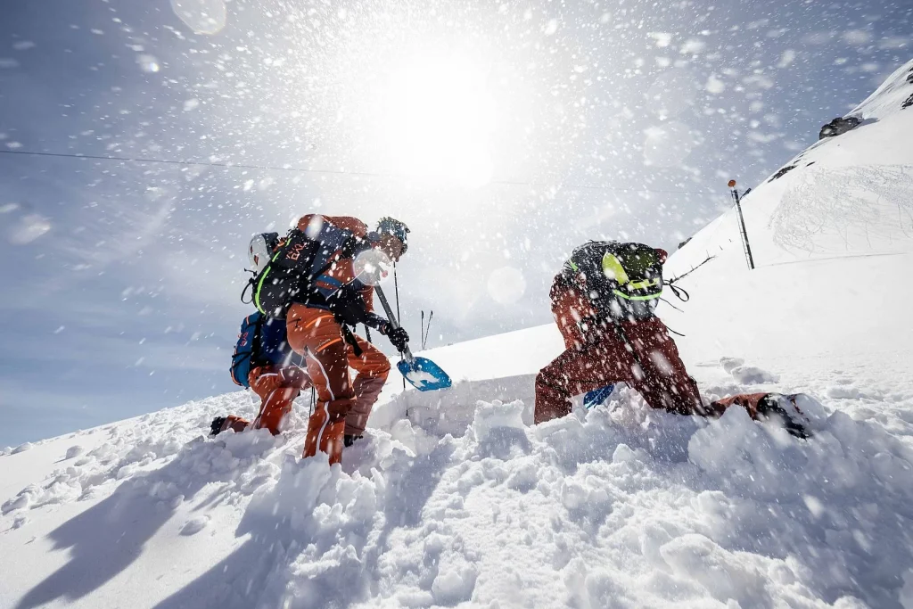 Der Lawinenwarndienst bei der Geländearbeit | © Land Tirol/Simon Rainer