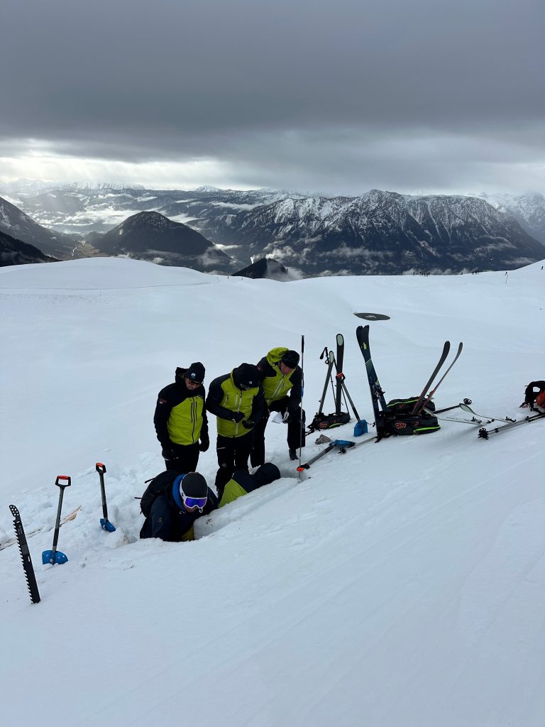 Schneedeckenanalyse bei der ÖBB Ausbildung | © LO.LA