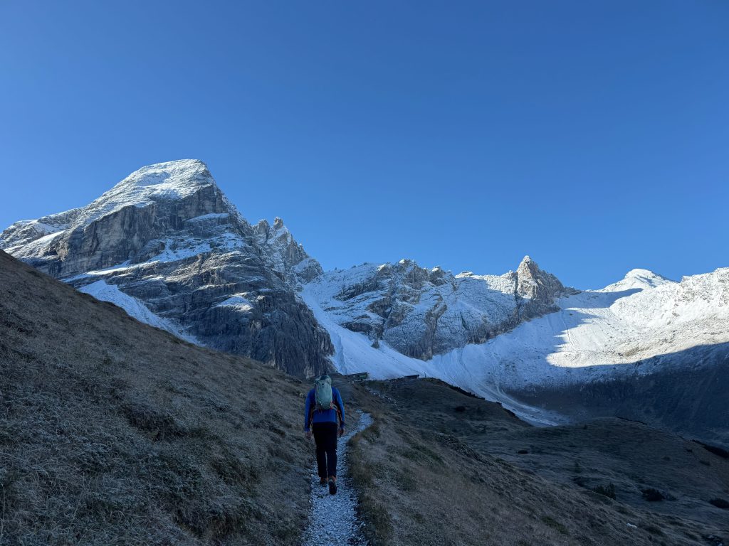 Der Winter zieht langsam in die Berge des Bergsteigerdorfes Gschnitztal – Marco am Weg zur Tribulaunhütte | (c) LO.LA