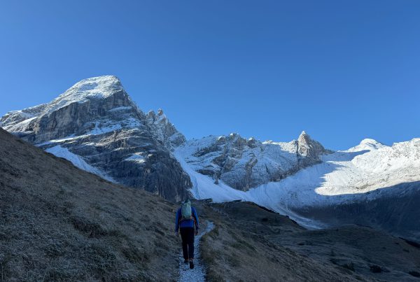 Der Winter zieht langsam in die Berge des Bergsteigerdorfes Gschnitztal – Marco am Weg zur Tribulaunhütte | (c) LO.LA