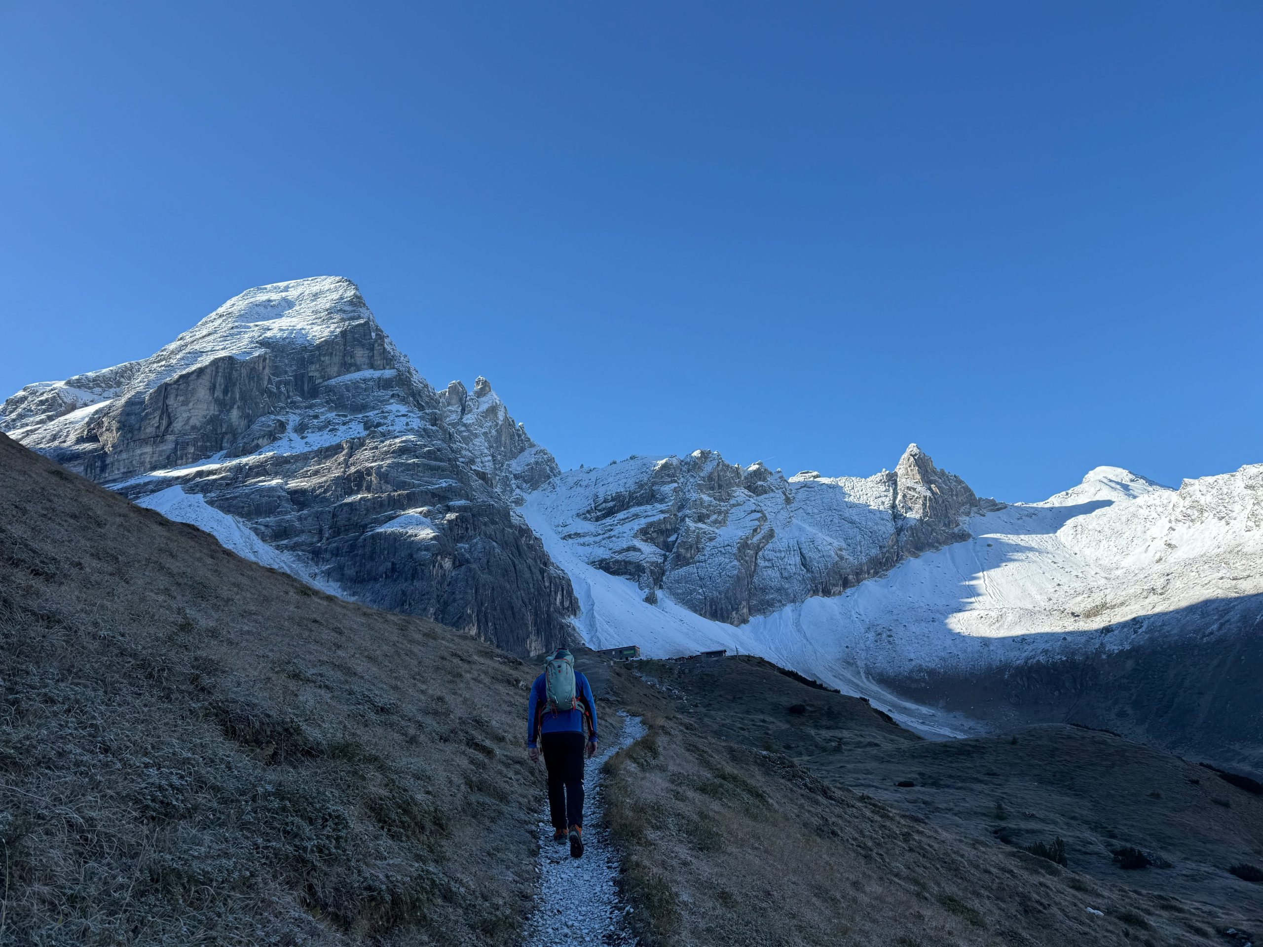 Der Winter zieht langsam in die Berge des Bergsteigerdorfes Gschnitztal – Marco am Weg zur Tribulaunhütte | (c) LO.LA
