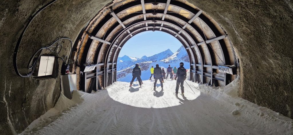 Im Tunnel mit angepasster Geschwindigkeit fahren – Skigebiet Sölden | © LO.LA