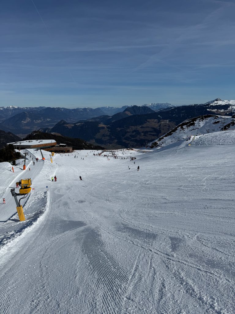 Kalte, windige Bedingungen am Schlepplift auf über 3000m – Skigebiet Sutbaier Gletscher | © LO.LA