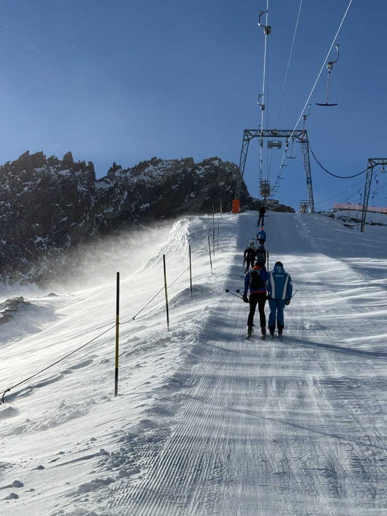 Kalte, windige BediKalte, windige Bedingungen am Schlepplift auf über 3000m – Skigebiet Stubaier Gletscher | © LO.LA