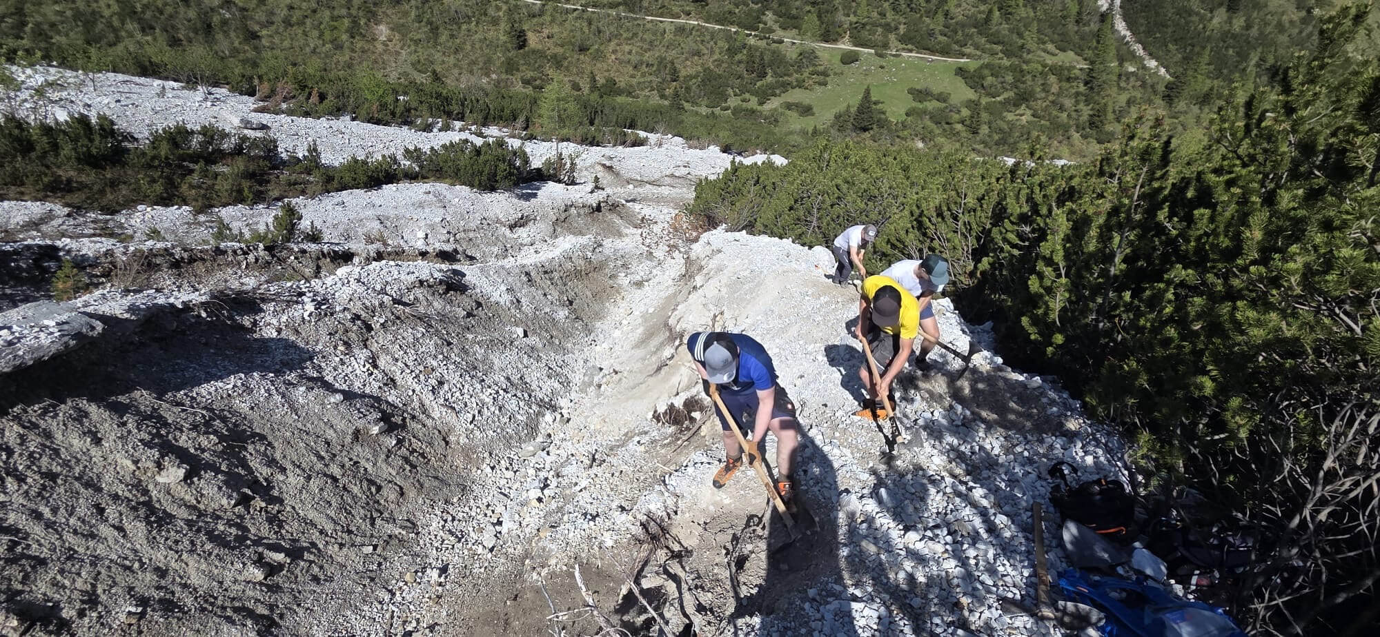 Lokales Wissen im Einsatz bei Wegsanierungen im alpinen Gelände